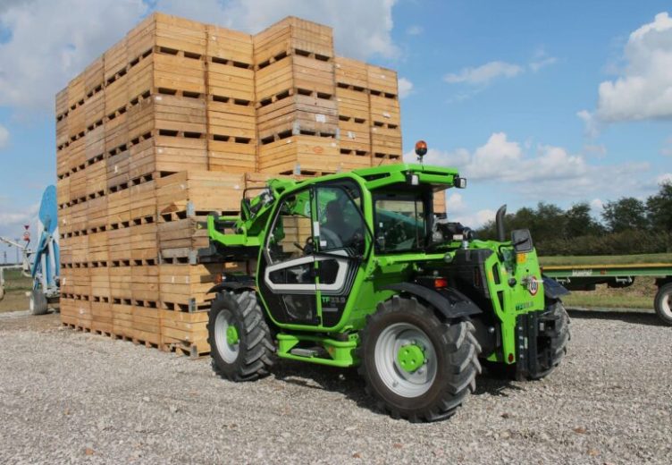 Teleskoplastare turbofarmer med drag i arbete